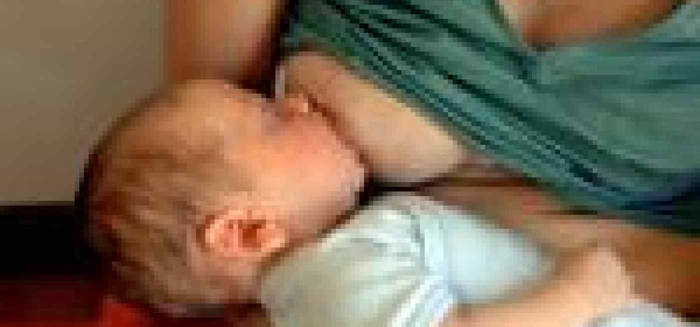 Pediatri, sì ad allattamento d'estate, 4 buone ragioni per farlo
