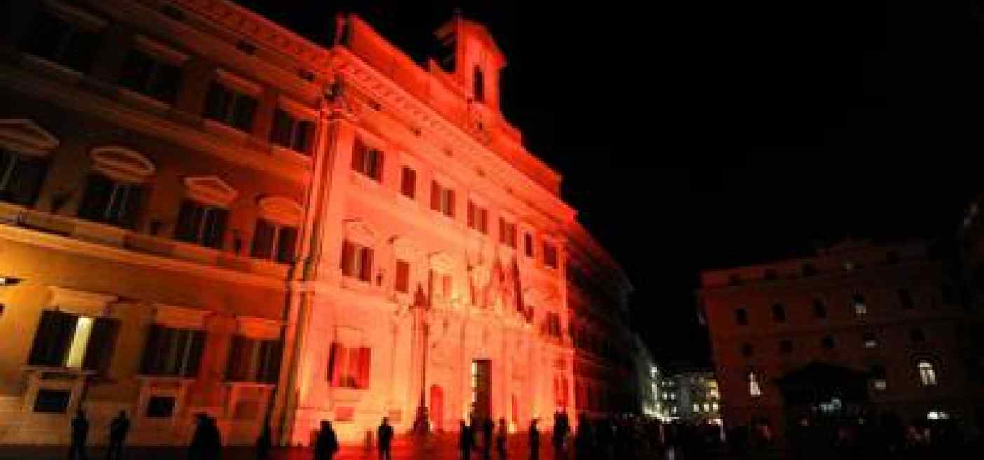 Salute, Giornata sclerosi multipla: stasera l'Italia si illumina di rosso