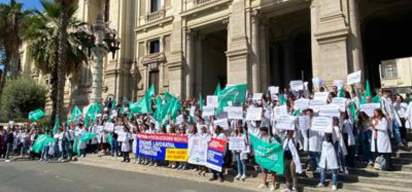 Medici specializzandi protestano a Roma, 'mai più schiavi'