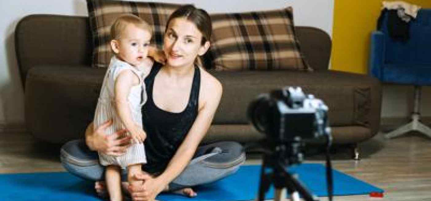 Mamme influencer, studio 'bimbi in 3 post su 4, la metà pubblicitari'