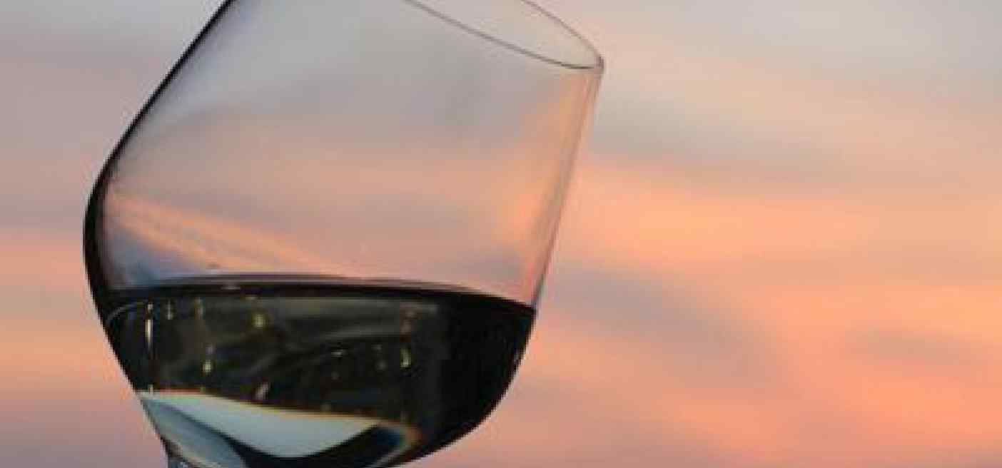 'Più ubriachi e cuore a rischio', alert dalla scienza per chi beve in volo