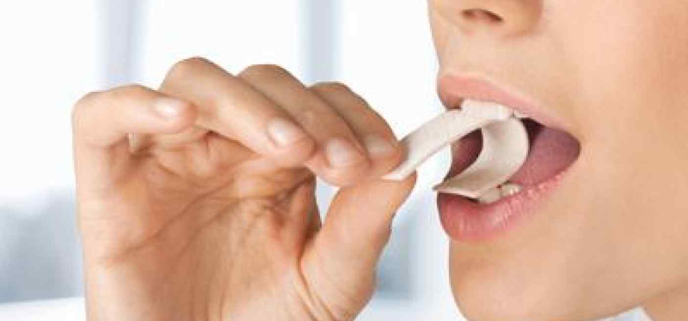 Masticare chewing gum rilascia microplastiche, lo studio