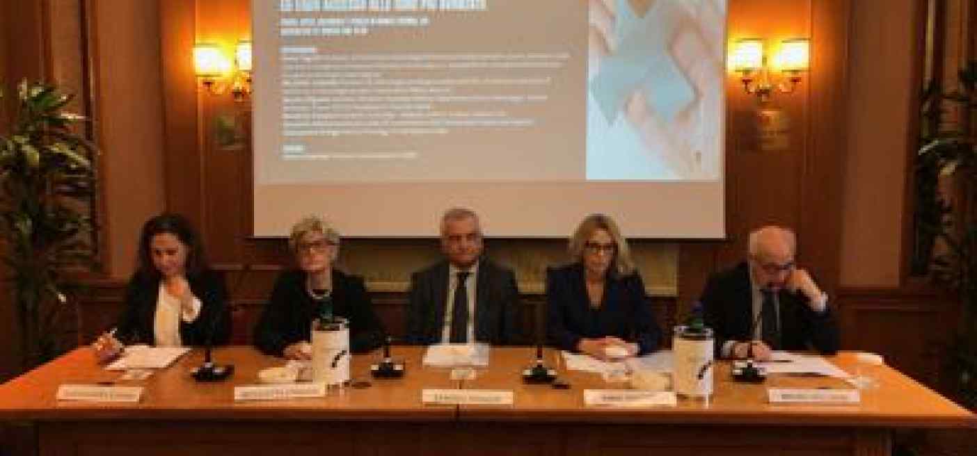 Cancro ovarico, esperti: "4.800 casi l'anno diagnosticati tardi ma migliora sopravvivenza"