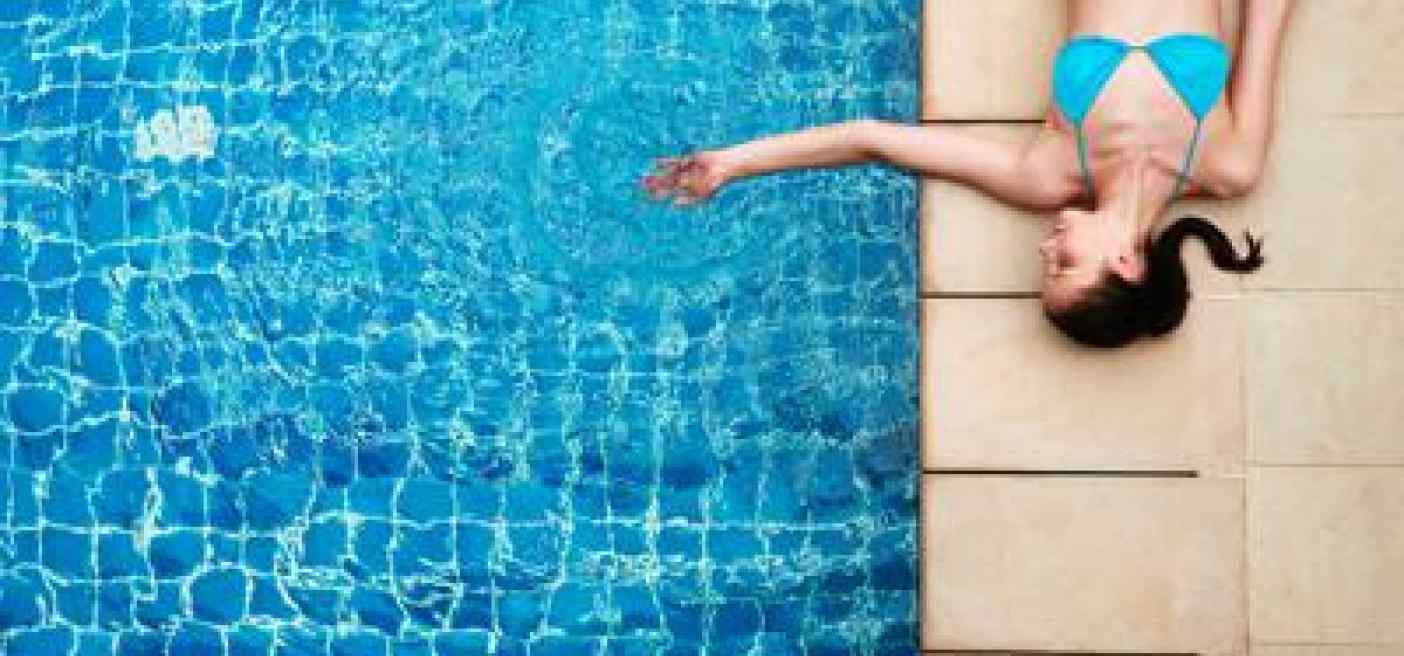 Abbronzatura a rischio se si va in piscina? Cosa dice il dermatologo